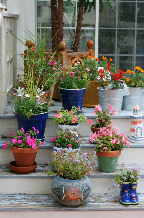 Taman dengan kombinasi pot bunga dan tangga kayu